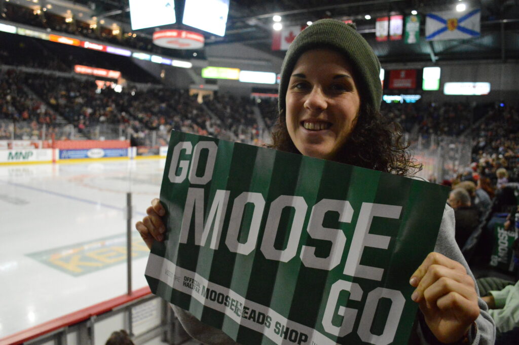 캐나다 하키 경기장에서 Halifax Mooseheads 팀을 응원하는 모습. NSISP 조기유학생들은 수업 외 시간에도 다양한 현지 스포츠 경기를 관람하며 캐나다 문화를 가까이에서 체험하고 있다. 지역 사회에 자연스럽게 녹아드는 이러한 활동은 유학생들의 정서적 안정과 적응력 향상에 큰 도움이 된다.