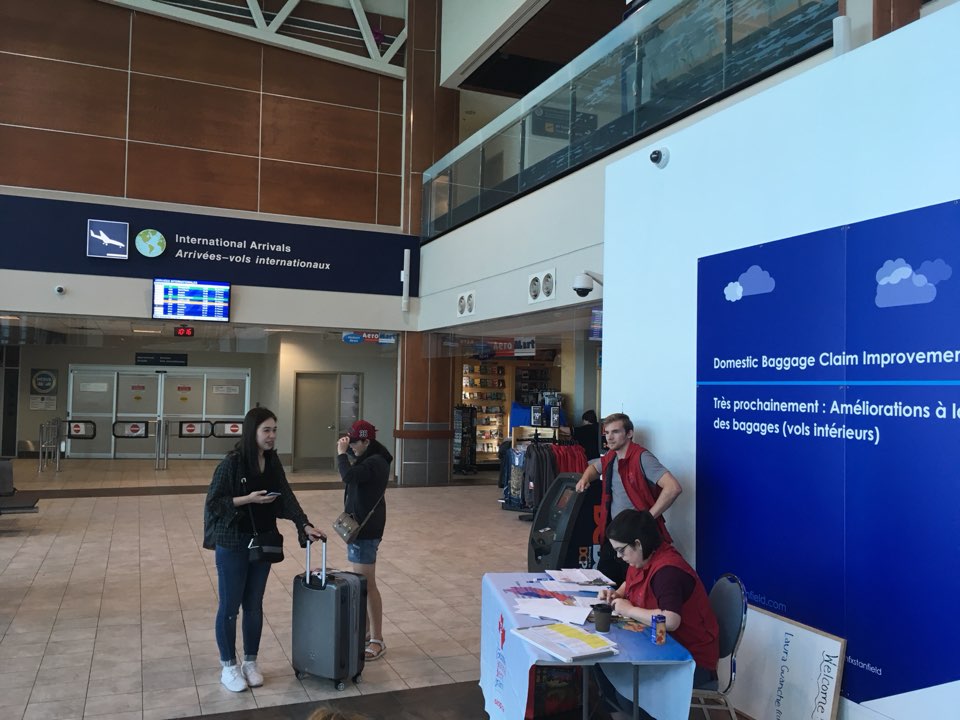 노바스코샤 교육청 관계자들이 유학생들을 맞이하기 위해 공항에서 대기 중인 모습