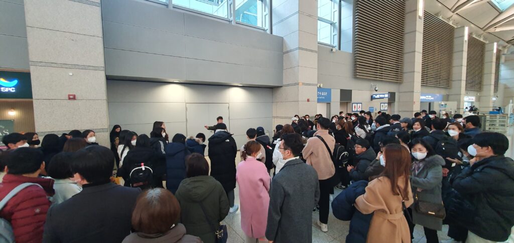 캐나다 공립학교 조기유학 단체 출국일, 인천공항에 몰린 많은 유학생과 보호자들