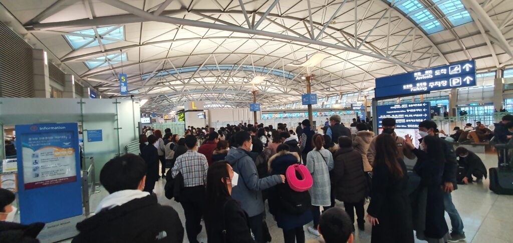 캐나다 조기유학을 떠나기 위해 출국장으로 향하며 부모님과 마지막 인사를 나누는 유학생