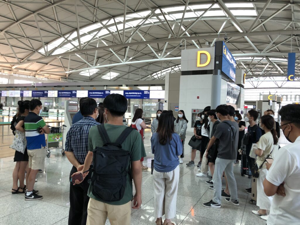 인천공항에서 인솔자의 설명을 듣고 있는 학생들과 학부모들