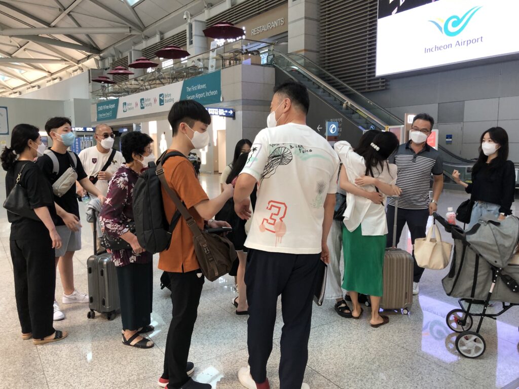 캐나다 공립학교 조기유학 출국 전, 인천공항에서 부모님과 마지막 인사를 나누며 포옹하는 유학생의 모습