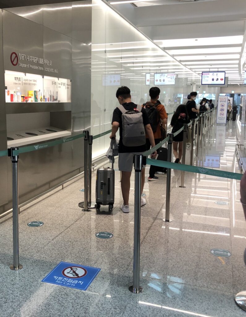 캐나다 조기유학을 위해 인천공항 출국 게이트에 모여 있는 유학생들의 모습