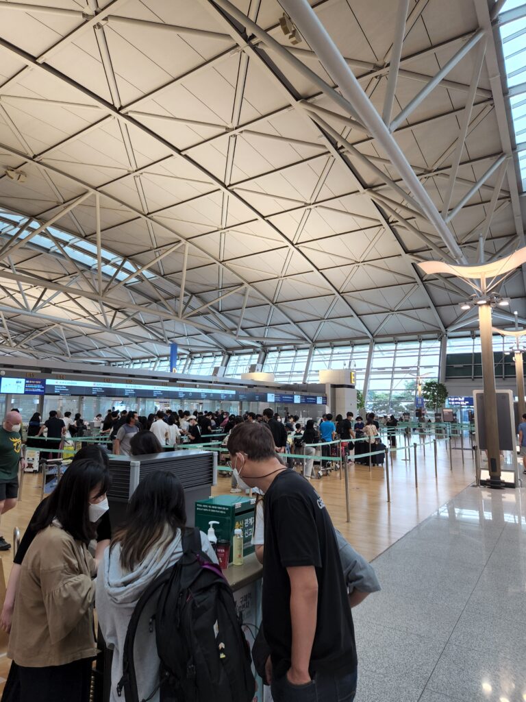 캐나다 조기유학 단체 출국일, 인천공항에서 유학생과 학부모들이 인솔자의 안내를 받는 모습