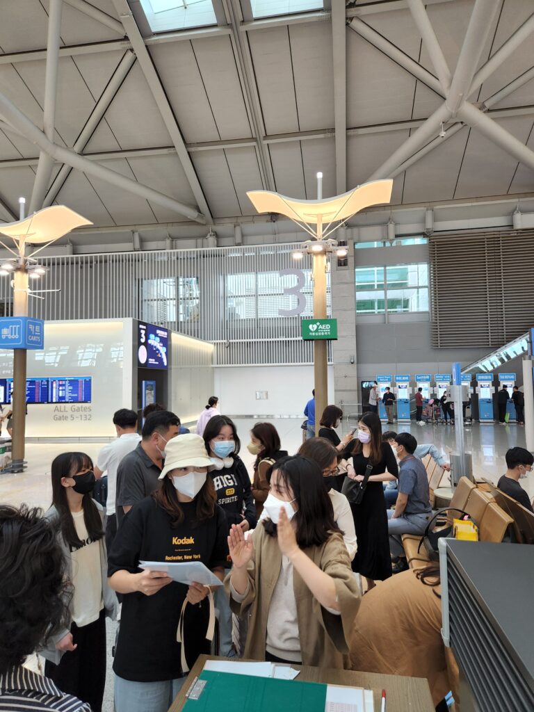 인천공항 출국장 앞에서 조기유학을 떠나는 학생들과 학부모들이 모여 안내를 받고 있는 모습