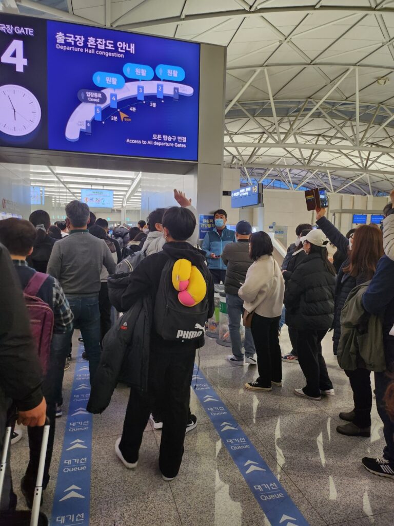 캐나다 조기유학을 위해 단체로 출국하는 유학생들의 모습