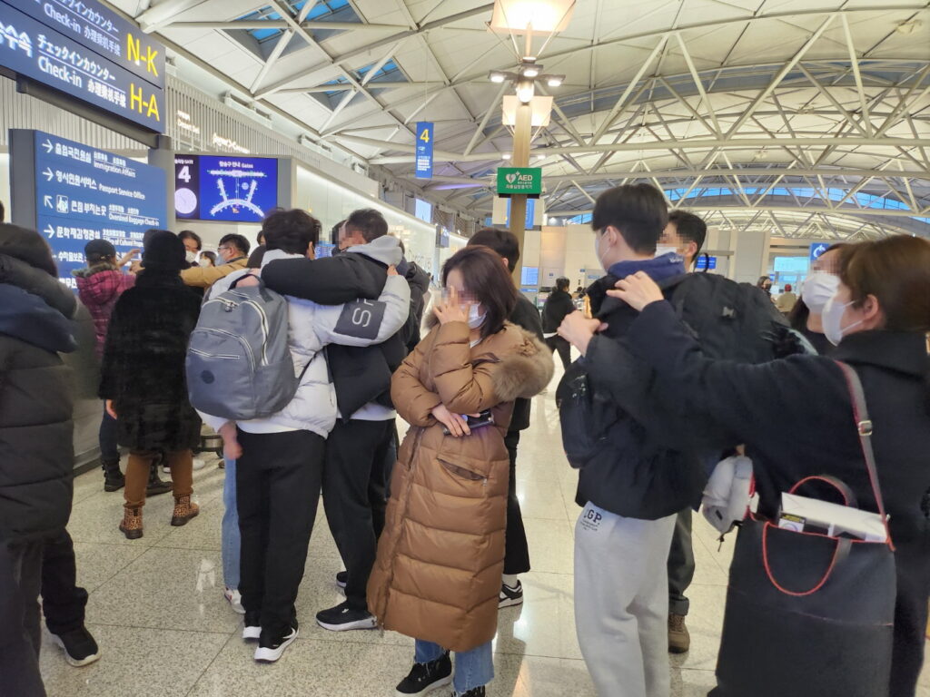 인천공항에서 부모님과 함께 출국 준비 중인 유학생 단체