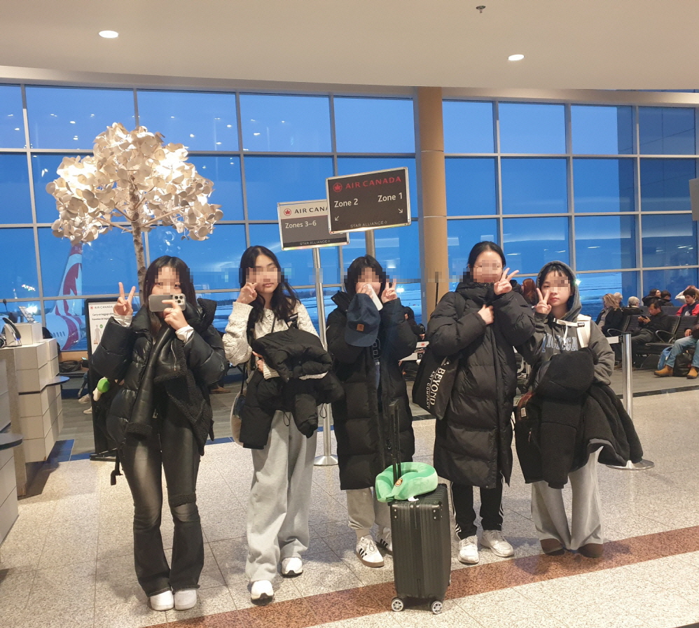 캐나다 조기유학 중 공항에서 환승하는 유학생의 모습