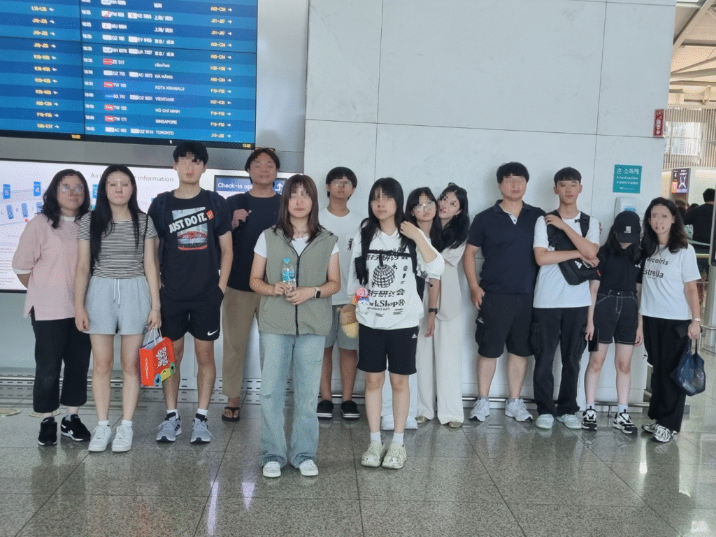 인천공항에서 출국을 앞두고 학부모님과 함께 마지막 단체사진을 찍는 유학생들