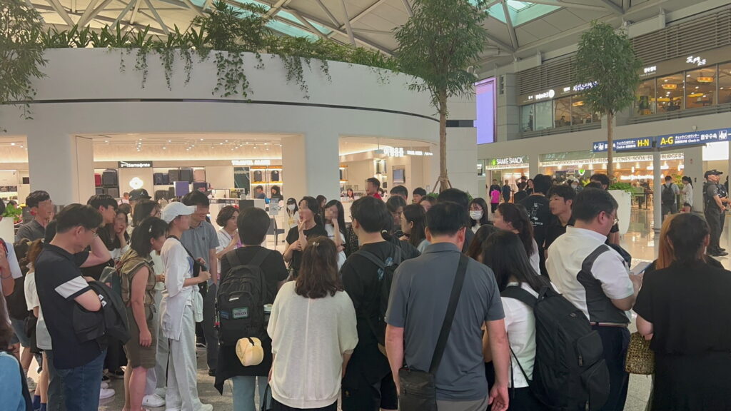 캐나다 조기유학을 앞두고 부모님과 마지막 시간을 보내며 인솔자의 안내에 귀 기울이는 유학생들