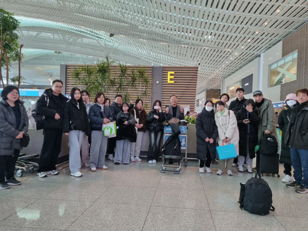 인천공항에서 캐나다 조기유학을 떠나는 유학생들의 단체 출국 사진