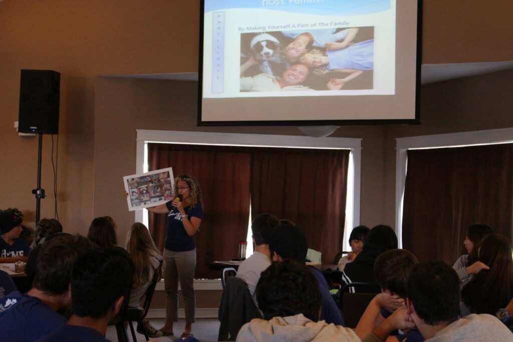 핼리팩스 교육청 유학생 오리엔테이션에서 진지하게 설명을 듣는 학생들
