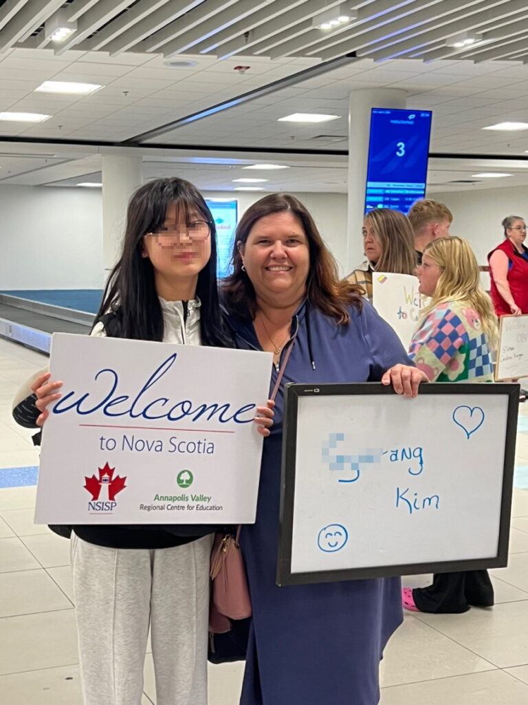 노바스코샤 홈스테이 가족과 따뜻하게 첫 만남을 나누는 유학생의 모습