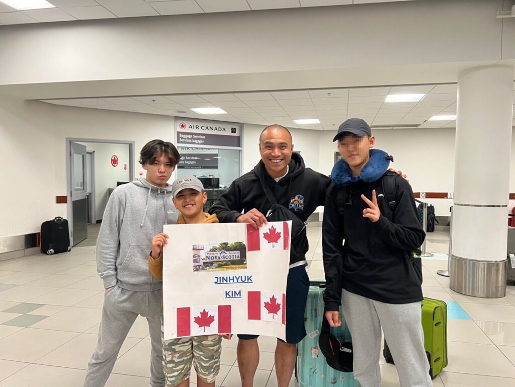 캐나다 공항 도착 직후, 홈스테이 호스트와 첫 만남 장면