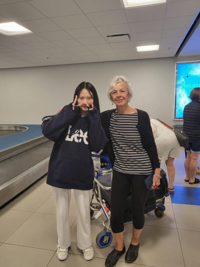 캐나다 조기 유학생을 공항에서 직접 환영하는 홈스테이 가족과의 첫 만남 장면