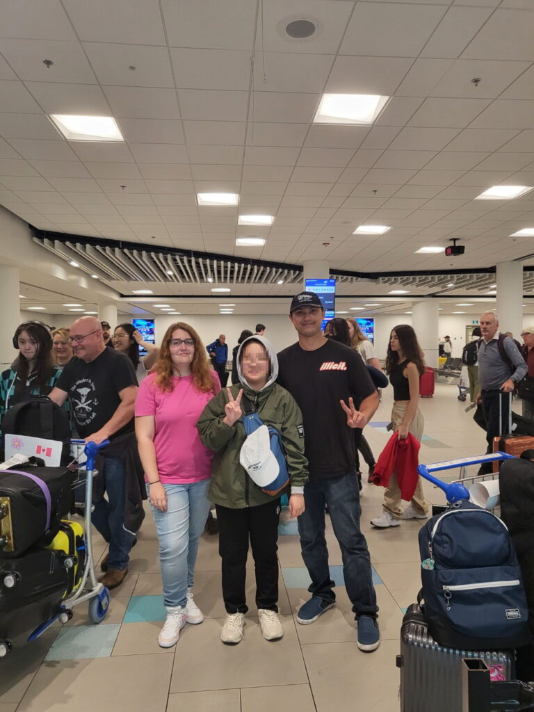 핼리팩스 공항에서 홈스테이 가족이 도착한 유학생을 반갑게 맞이하는 모습