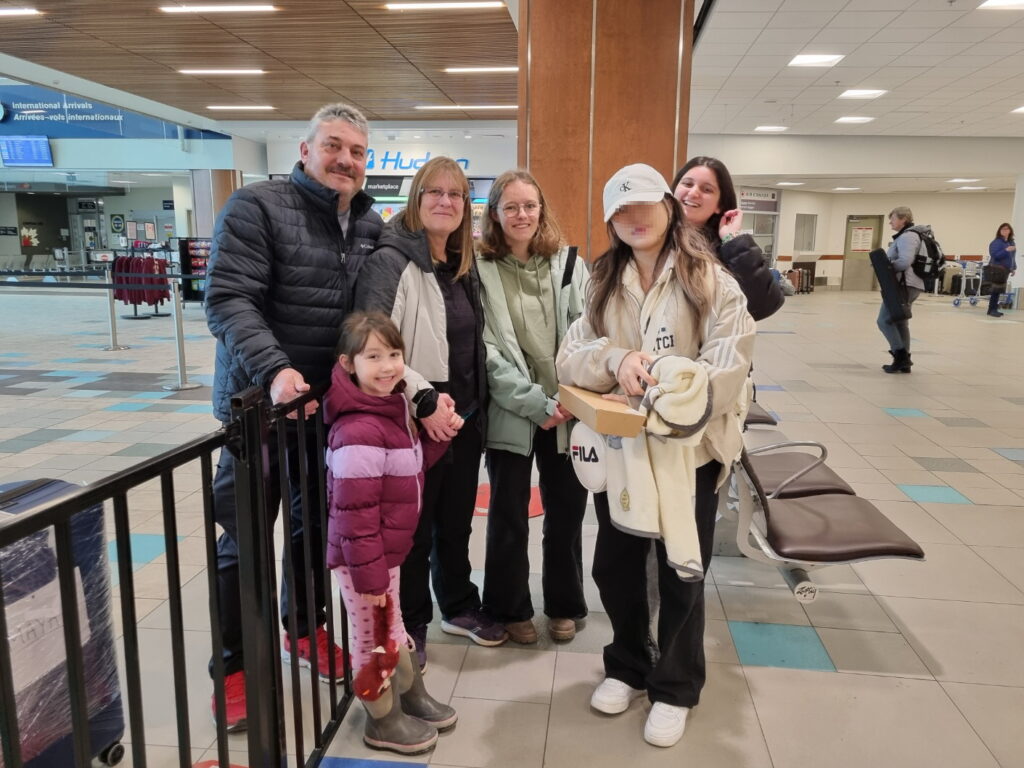 노바스코샤 공항에서 홈스테이 가족이 도착한 유학생을 반갑게 맞이하는 모습