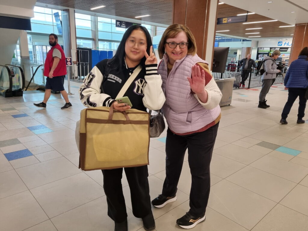 캐나다 공항 도착 직후, 홈스테이 호스트와 첫 만남 장면