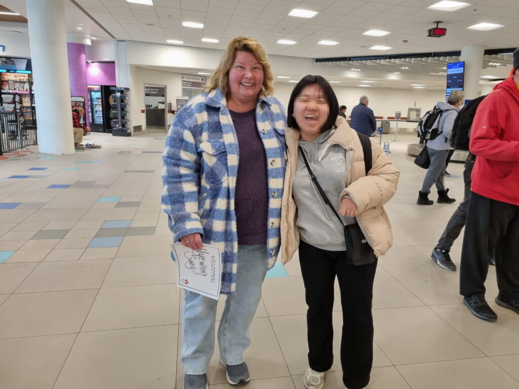 캐나다 공항 도착 직후, 홈스테이 호스트와 첫 만남 장면