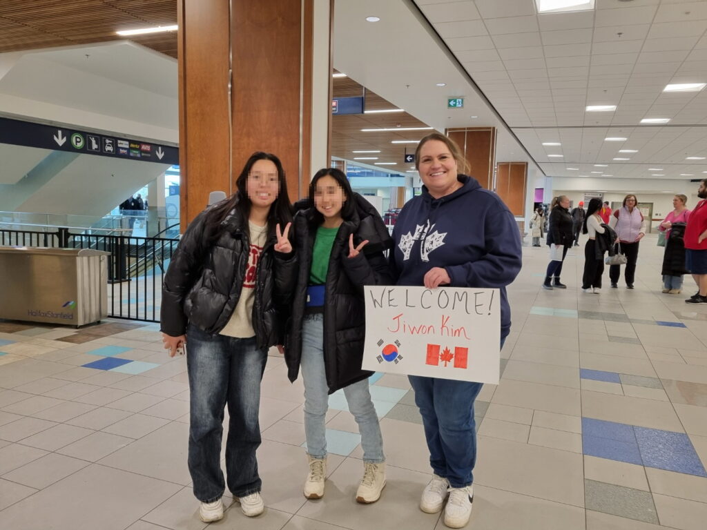 캐나다 노바스코샤 유학 첫날, 홈스테이 가족과 함께하는 따뜻한 환영 장면