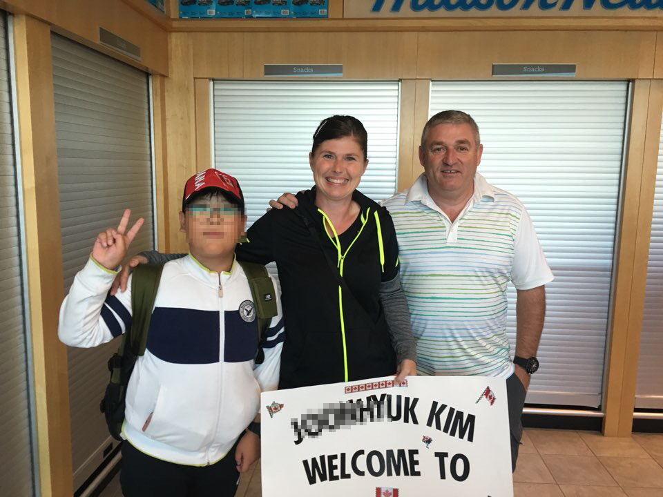 캐나다 시드니 공항 도착 직후 홈스테이 호스트와 첫 인사를 나누는 유학생